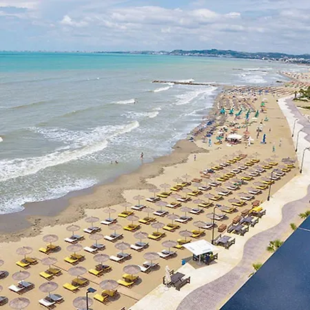 Brilliant & מלון