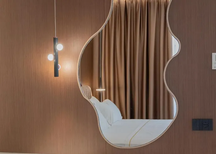 Brilliant & מלון